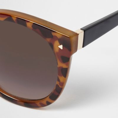 Brown tortoiseshell cat eye sunglasses